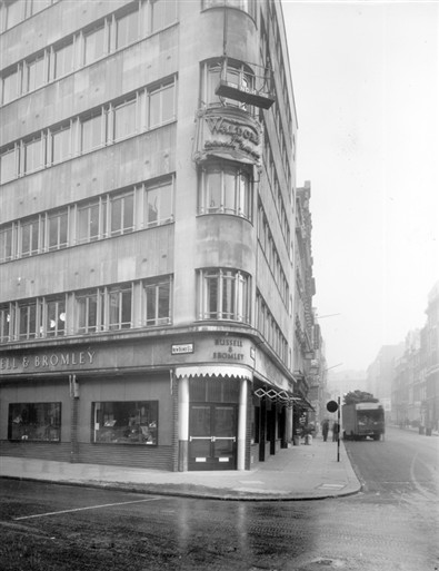 Photo:Russell & Bromley, 24-25 New Bond Street, 1953